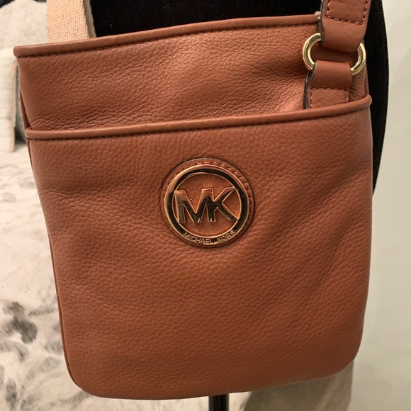 Michael Kors Handbags - Michael Kors crossbody brown leather purse in like new condition